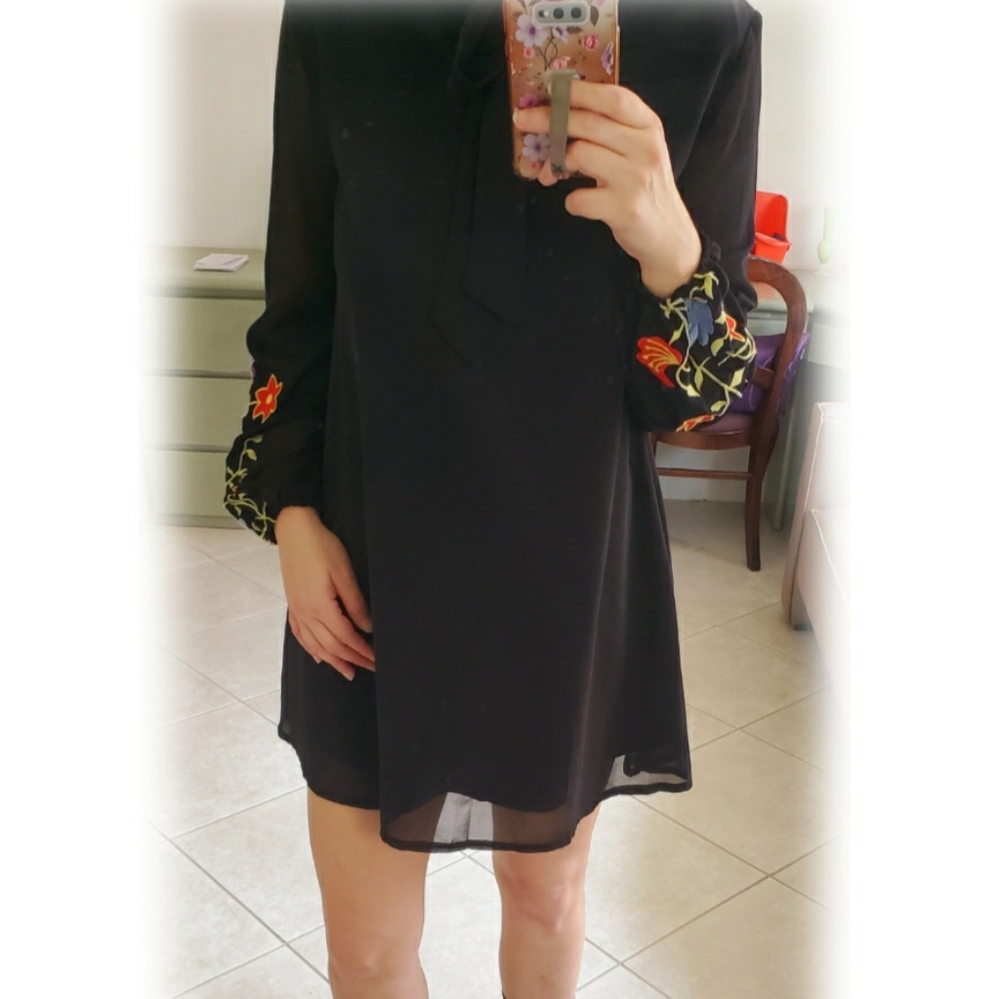 MILUMIA FLOWER EMBROIDERED MINI DRESS - Picture 7 of 7